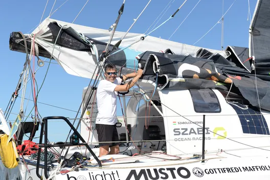 COURSE, 17 NOVEMBRE 2024 : Photo envoyée depuis le bateau New Europe arrêté pour réparer la grande voile, à Las Palmas, Gran Canaria, lors de la course à la voile du Vendée Globe, le 17 novembre 2024. (Photo par Team New Europe)