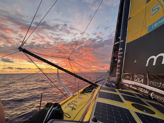 26 NOVEMBRE 2024 : Photo envoyée depuis le bateau La Mie Caline lors de la course à la voile du Vendée Globe le 26 novembre 2024. (Photo du skipper Arnaud Boissières) Lever de soleil