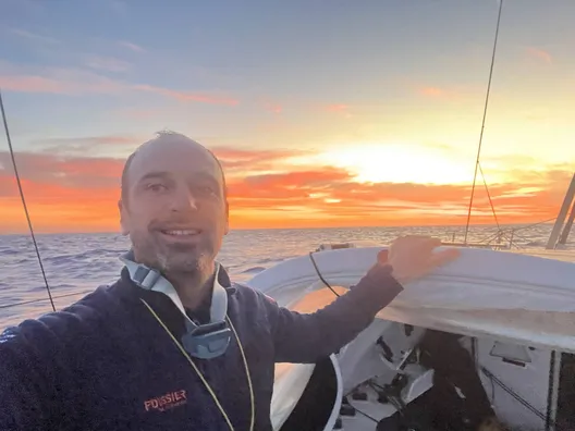 30 NOVEMBRE 2024 : Photo envoyée depuis le bateau FOUSSIER lors de la course à la voile du Vendée Globe le 30 novembre 2024. (Photo du skipper Sébastien Marsset) Lever de soleil