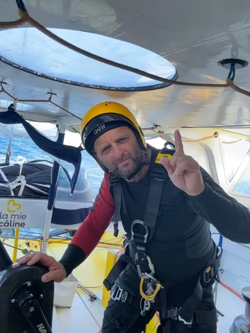 COURSE, 01 DÉCEMBRE 2024 : Photo envoyée depuis le bateau La Mie Caline lors de la course à la voile du Vendée Globe le 01 décembre 2024. (Photo du skipper Arnaud Boissières) Montée au mât