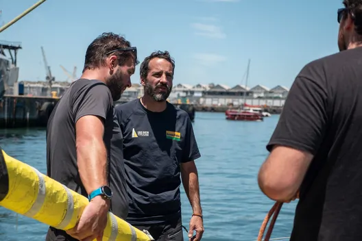 LE CAP, AFRIQUE DU SUD, 08 DÉCEMBRE 2024 : Photo du bateau Bureau Vallée skipper Louis Burton (FRA) arrivant à Cape Town, Afrique du Sud, après avoir abandonné la course à la voile du Vendée Globe pour un problème structurel le 08 décembre 2024. (Photo de Julie Bourdin)