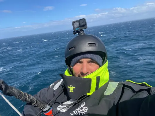 COURSE, 05 DÉCEMBRE 2024 : Photo envoyée depuis le bateau Freelance.com lors de la course à la voile du Vendée Globe le 05 décembre 2024. (Photo du skipper Guirec Soudée) Homme dans le mât