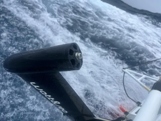 LE 17 DÉCEMBRE 2024 : Photo envoyée depuis le bateau FOUSSIER lors de la course à la voile du Vendée Globe le 17 décembre 2024. (Photo du skipper Sébastien Marsset) Hydrogénérateur cassé