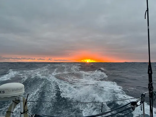 COURSE, 20 DÉCEMBRE 2024 : Photo envoyée depuis le bateau VULNERABLE SG lors de la course à la voile du Vendée Globe le 20 décembre 2024. (Photo du skipper Sam Goodchild) Lever de soleil