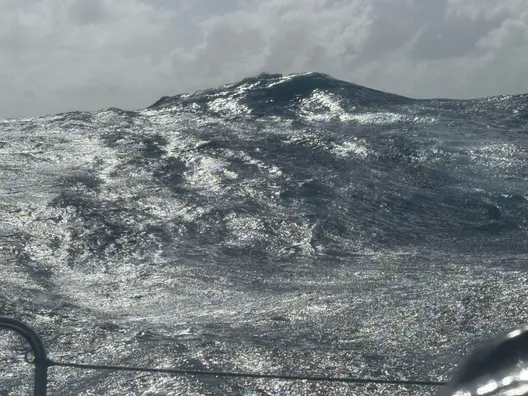 22 DÉCEMBRE 2024 : Photo envoyée depuis le bateau DMG MORI Global One lors de la course à la voile du Vendée Globe le 22 décembre 2024. (Photo du skipper Kojiro Shiraishi) vagues