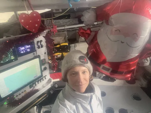 25 DÉCEMBRE 2024 : Photo envoyée depuis le bateau MACSF lors de la course à la voile du Vendée Globe le 25 décembre 2024. (Photo du skipper Isabelle Joschke) Noël