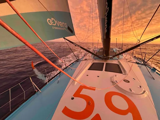 COURSE, 05 DÉCEMBRE 2024 : Photo envoyée depuis le bateau VULNERABLE skipper Thomas Ruyant (FRA) lors de la course à la voile du Vendée Globe le 06 décembre 2024. (Photo du skipper Thomas Ruyant) Coucher de soleil