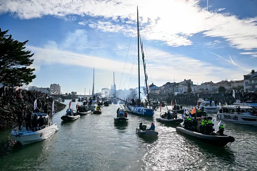 LES SABLES D'OLONNE, FRANCE - 14 JANVIER 2025 : Charlie Dalin (FRA), skipper de MACIF Santé Prévoyance, est photographié dans le chenal après avoir remporté le Vendée Globe 2024, le 14 janvier 2025 aux Sables d'Olonne, France. (Photo Jean-Louis Carli / Alea)