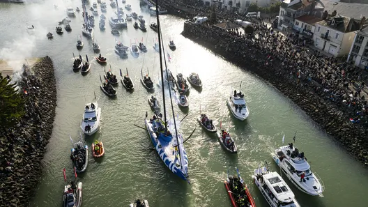 LES SABLES D'OLONNE, FRANCE - 14 JANVIER 2025 : Le skipper de MACIF Santé Prévoyance Charlie Dalin (FRA) est photographié dans le chenal après avoir remporté le Vendée Globe 2024, le 14 janvier 2025 aux Sables d'Olonne, France. (Photo par Lloyd Images / Alea)