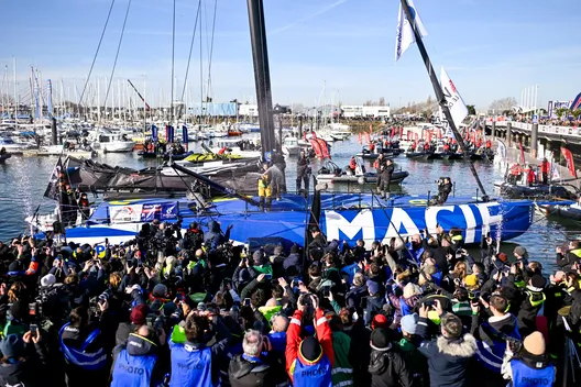 LES SABLES D'OLONNE, FRANCE - 14 JANVIER 2025 : Charlie Dalin (FRA), skipper de MACIF Santé Prévoyance, est photographié dans le chenal après avoir remporté le Vendée Globe 2024, le 14 janvier 2025 aux Sables d'Olonne, France. (Photo Jean-Louis Carli / Alea)