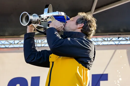 LES SABLES D'OLONNE, FRANCE - 14 JANVIER 2025 : Le skipper de MACIF Santé Prévoyance Charlie Dalin (FRA) est photographié sur scène avec le trophée après avoir remporté le Vendée Globe 2024, le 14 janvier 2025 aux Sables d'Olonne, France. (Photo par Olivier Blanchet / Alea)