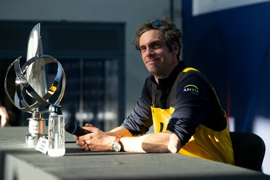 LES SABLES D'OLONNE, FRANCE - 14 JANVIER 2025 : Charlie Dalin (FRA), skipper de MACIF Santé Prévoyance, est photographié lors de sa conférence de presse après avoir remporté le Vendée Globe, le 14 janvier 2025 aux Sables d'Olonne, France - (Photo by Olivier Blanchet / Alea)