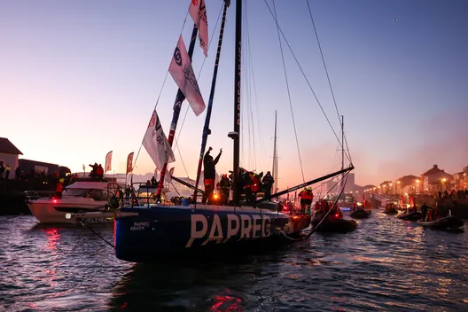 LES SABLES D'OLONNE, FRANCE - 15 JANVIER 2025 : Le skipper de PAPREC ARKÉA Yoann Richomme (FRA) est photographié dans le chenal, après sa deuxième place dans le Vendée Globe 2024, le 15 janvier 2025 aux Sables d'Olonne, France. (Photo par Jean-Marie Liot / Alea)