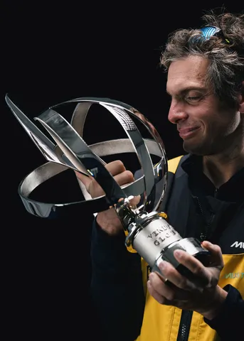 LES SABLES D'OLONNE, FRANCE - 14 JANVIER 2025 : Le skipper de MACIF Santé Prévoyance Charlie Dalin (FRA) est photographié en studio avec son trophée après avoir remporté le Vendée Globe, le 14 janvier 2025 aux Sables d'Olonne, France - (Photo by Jean-Louis Carli / Alea)