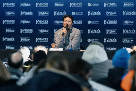 LES SABLES D'OLONNE, FRANCE - 15 JANVIER 2025 : Le skipper de PAPREC ARKÉA Yoann Richomme (FRA) est photographié lors de sa conférence de presse après avoir pris la 2e place du Vendée Globe, le 15 janvier 2025 aux Sables d'Olonne, France - (Photo by Olivier Blanchet / Alea)