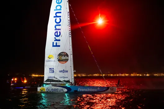 LES SABLES D'OLONNE, FRANCE - 17 JANVIER 2025 : Sébastien Simon (FRA), skipper de Groupe Dubreuil, prend la 3e place du Vendée Globe, le 17 janvier 2025 aux Sables d'Olonne, France - (Photo by Vincent Curutchet / Alea)