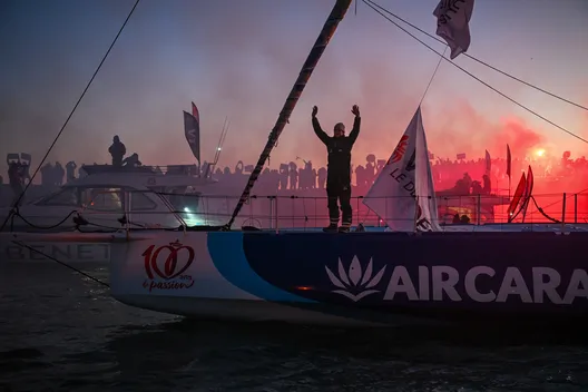 LES SABLES D'OLONNE, FRANCE - 17 JANVIER 2025 : Sébastien Simon (FRA), skipper de Groupe Dubreuil, est photographié dans le chenal en train de prendre la 3e place du Vendée Globe, le 17 janvier 2025 aux Sables d'Olonne, France - (Photo by Vincent Curutchet / Alea)