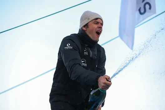 LES SABLES D'OLONNE, FRANCE - 17 JANVIER 2025 : Sébastien Simon (FRA), skipper de Groupe Dubreuil, est photographié au ponton en train de fêter au champagne sa 3e place dans le Vendée Globe, le 17 janvier 2025 aux Sables d'Olonne, France - (Photo by Mark Lloyd / Alea)