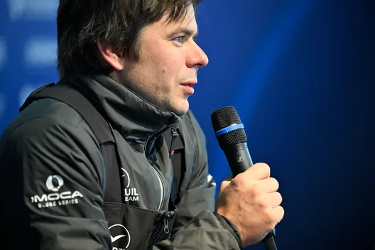 LES SABLES D'OLONNE, FRANCE - 17 JANVIER 2025 : Sébastien Simon (FRA), skipper de Groupe Dubreuil, est photographié lors de sa conférence de presse après avoir pris la 3e place du Vendée Globe, le 17 janvier 2025 aux Sables d'Olonne, France - (Photo Jean-Louis Carli / Alea)