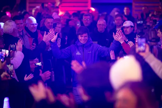 LES SABLES D'OLONNE, FRANCE - 17 JANVIER 2025 : Le skipper de Groupe Dubreuil Sébastien Simon (FRA) est photographié au Skipper Finisher Club du Vendée Globe, le 17 janvier 2025 aux Sables d'Olonne, France - (Photo by Mark Lloyd / Alea)