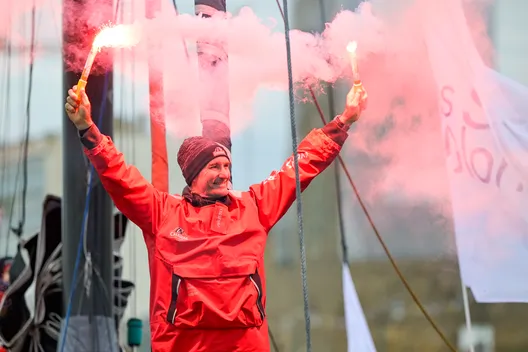 LES SABLES D'OLONNE, FRANCE - 24 JANVIER 2025 : Jérémie Beyou (FRA), skipper de Charal, est photographié dans le chenal après avoir pris la 4e place du Vendée Globe, le 24 janvier 2025 aux Sables d'Olonne, France - (Photo by Olivier Blanchet / Alea)