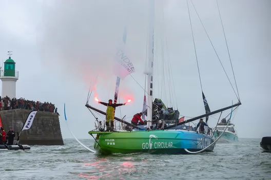 LES SABLES D'OLONNE, FRANCE - 25 JANVIER 2025 : HOLCIM - Le skipper de PRB Nicolas Lunven (FRA) fête avec des fusées éclairantes dans le chenal après avoir pris la 6e place du Vendée Globe, le 25 janvier 2025 aux Sables d'Olonne, France - (Photo by LloydImages / Alea)