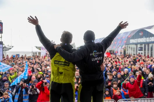 LES SABLES D'OLONNE, FRANCE - 25 JANVIER 2025 : HOLCIM - Le skipper de PRB Nicolas Lunven (FRA) et le skipper de VULNERABLE Thomas Ruyant (FRA) sont photographiés sur l'étape du Vendée Globe, le 25 janvier 2025 aux Sables d'Olonne, France - (Photo by Jean-Marie Liot / Alea)