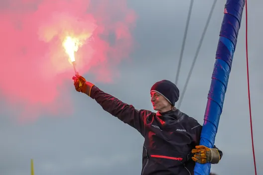 LES SABLES D'OLONNE, FRANCE - 25 JANVIER 2025 : TeamWork - Justine Mettraux (SUI), skipper de Team Snef, fête avec des fusées éclairantes sa 8e place dans le Vendée Globe, le 25 janvier 2025 aux Sables d'Olonne, France - (Photo by Jean-Marie Liot / Alea)