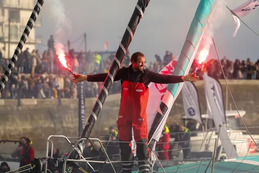 LES SABLES D'OLONNE, FRANCE - 25 JANVIER 2025 : Le skipper de VULNERABLE, Sam Goodchild (GBR), est photographié avec un drapeau britannique après avoir pris la 9e place du Vendée Globe, le 25 janvier 2025 aux Sables d'Olonne, France - (Photo by Jean-Marie Liot / Alea)