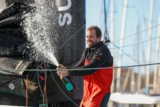 LES SABLES D'OLONNE, FRANCE - 25 JANVIER 2025 : Le skipper de VULNERABLE, Sam Goodchild (GBR), fête au champagne sa 9ème place dans le Vendée Globe, le 25 janvier 2025 aux Sables d'Olonne, France - (Photo by Jean-Marie Liot / Alea)