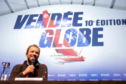 LES SABLES D'OLONNE, FRANCE - 25 JANVIER 2025 : Le skipper de VULNERABLE Sam Goodchild (GBR) est photographié lors de sa conférence de presse après avoir pris la 9ème place du Vendée Globe, le 25 janvier 2025 aux Sables d'Olonne, France - (Photo by Anne Beauge / Alea)