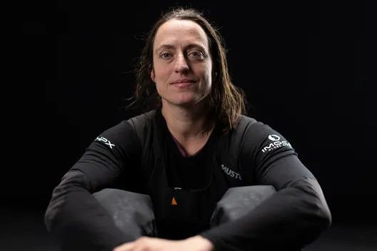 LES SABLES D'OLONNE, FRANCE - 25 JANVIER 2025 : TeamWork - Justine Mettraux (SUI), skipper de Team Snef, est photographiée en studio, après avoir pris la 8e place du Vendée Globe, le 25 janvier 2025 aux Sables d'Olonne, France - (Photo by Mark Lloyd / Alea)