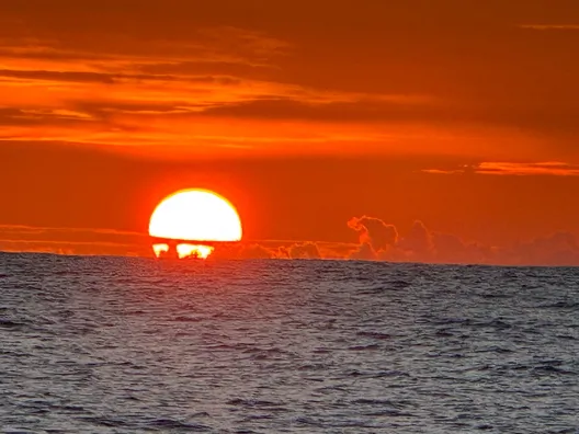 COURSE, 25 JANVIER 2025 : Photo envoyée depuis le bateau DMG MORI Global One lors de la course à la voile du Vendée Globe le 25 janvier 2025. (Photo du skipper Kojiro Shiraishi) Coucher de soleil