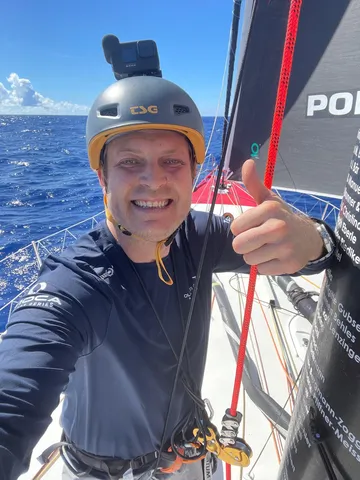 COURSE, 27 JANVIER 2025 : Photo envoyée depuis le bateau Tut Gut. Naviguant lors de la course à la voile du Vendée Globe le 27 janvier 2025. (Photo du skipper Oliver Heer) skipper en haut du mât