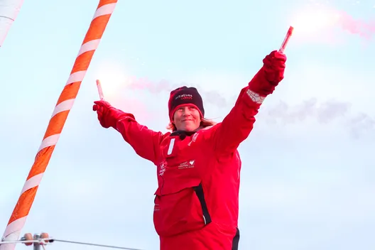 LES SABLES D'OLONNE, FRANCE - 30 JANVIER 2025 : Le skipper d'Initiatives-Cœur Sam Davies (GBR) est photographié après avoir pris la 13e place du Vendée Globe, le 30 janvier 2025 aux Sables d'Olonne, France - (Photo by Lloyd Images / Alea)