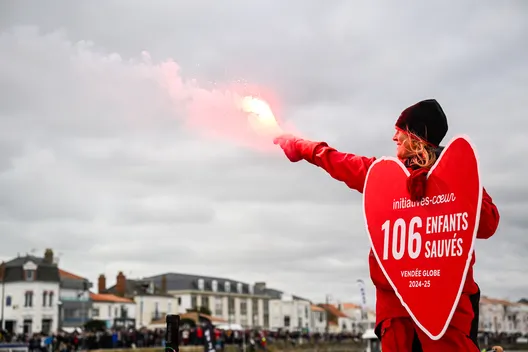 LES SABLES D'OLONNE, FRANCE - 30 JANVIER 2025 : Le skipper d'Initiatives-Cœur Sam Davies (GBR) fête sa 13ème place dans le Vendée Globe, le 30 janvier 2025 aux Sables d'Olonne, France - (Photo by Jean-Louis Carli / Alea)