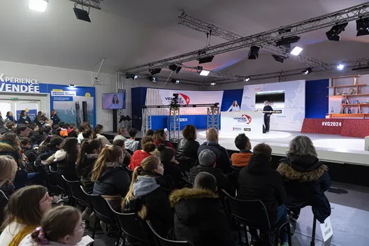 LES SABLES D'OLONNE, FRANCE - 31 JANVIER 2025 : Sébastien Simon, skipper du Groupe Dubreuil, assiste au webinaire du Vendée Globe Junior, avec 80.000 élèves de différentes écoles de France qui suivent la course à la voile, le 31 janvier 2025 aux Sables d'Olonne, France - (Photo by Lloyd images / Alea)