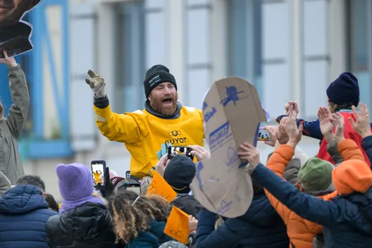 LES SABLES D'OLONNE, FRANCE - 31 JANVIER 2025 : GUYOT Environnement - Le skipper de Water Family Benjamin Dutreux (FRA)) fait la fête dans le chenal après avoir pris la 10ème place du Vendée Globe, le 31 janvier 2025 aux Sables d'Olonne, France - (Photo by Olivier Blanchet / Alea)