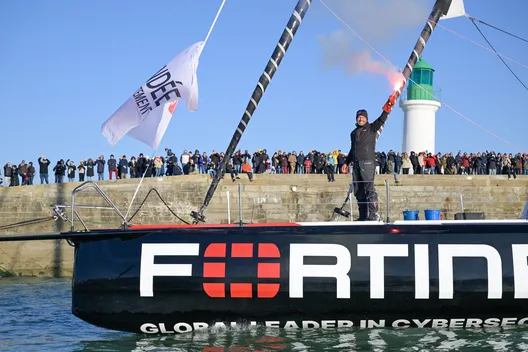 LES SABLES D'OLONNE, FRANCE - 02 FEVRIER 2025 : Le skipper de Fortinet - Best Western Romain Attanasio (FRA) est photographié après avoir pris la 14ème place du Vendée Globe, le 02 février 2025 aux Sables d'Olonne, France - (Photo by Olivier Blanchet / Alea)