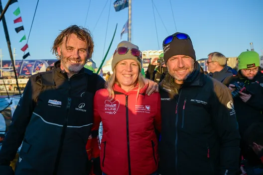 LES SABLES D'OLONNE, FRANCE - 02 FEVRIER 2025 : Yannick Bestaven (FRA), skipper de Maître CoQ V, est photographié avec Sam Davies (GBR), skipper de Initiatives-Cœur, et Romain Attanasio (FRA), skipper de Fortinet - Best Western, arrivant aux Sables d'Olonne après avoir abandonné le Vendée Globe, le 02 février 2025 - (Photo by Olivier Blanchet / Alea)