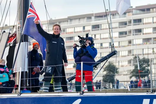 LES SABLES D'OLONNE, FRANCE - 04 FEVRIER 2025 : Le skipper de MS Amlin, Conrad Colman (NZL), est photographié dans le chenal après avoir pris la 21e place du Vendée Globe, le 04 février 2025 aux Sables d'Olonne, France - (Photo by Anne Beauge / Alea)