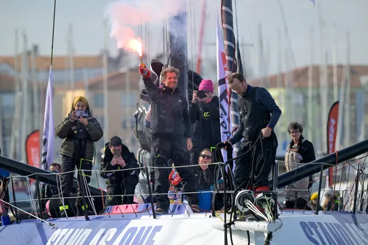 LES SABLES D'OLONNE, FRANCE - 12 FEVRIER 2025 : STAND AS ONE - Le skipper d'Altavia Eric Bellion (FRA) fête avec des fusées éclairantes son arrivée hors course du Vendée Globe, le 12 février 2025 aux Sables d'Olonne, France - (Photo by Olivier Blanchet / Alea)