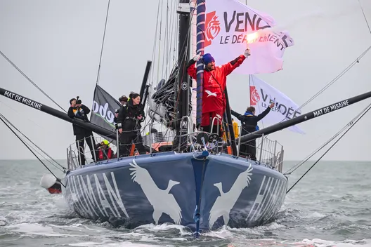 LES SABLES D'OLONNE, FRANCE - 14 FEVRIER 2025 : Le skipper de HUMAN Immobilier Antoine Cornic (FRA) fête avec des fusées éclairantes sa 28ème place dans le Vendée Globe, le 14 février 2025 aux Sables d'Olonne, France - (Photo by Vincent Curutchet / Alea)