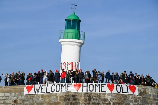 LES SABLES D'OLONNE, FRANCE - 17 FEVRIER 2025 : Tut Gut. Le skipper Oliver Heer (SUI) est attendu par le public du chenal pour prendre la 29e place du Vendée Globe, le 17 février 2025 aux Sables d'Olonne, France - (Photo Jean-Louis Carli / Alea)