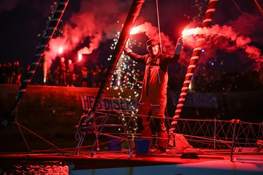 LES SABLES D'OLONNE, FRANCE - 17 FEVRIER 2025 : Tut Gut. Le skipper Oliver Heer (SUI) fête avec des fusées sa 29ème place dans le Vendée Globe par un temps très calme, le 17 février 2025 aux Sables d'Olonne, France - (Photo by Vincent Curutchet / Alea)