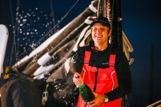 LES SABLES D'OLONNE, FRANCE - 17 FEVRIER 2025 : Tut Gut. Le skipper Oliver Heer (SUI) fête au champagne sa 29e place dans le Vendée Globe, le 17 février 2025 aux Sables d'Olonne, France - (Photo by Jean-Louis Carli / Alea)