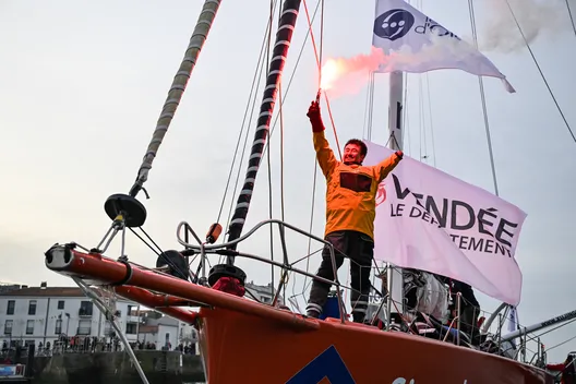 LES SABLES D'OLONNE, FRANCE - 18 FEVRIER 2025 : Le skipper de Singchain Team Haikou, Jingkun Xu (CN), fête avec des fusées sa 30ème place dans le Vendée Globe, le 18 février 2025 aux Sables d'Olonne, France - (Photo by Jean-Louis Carli / Alea)