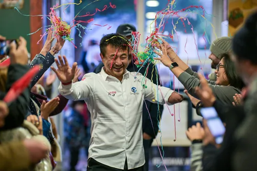 LES SABLES D'OLONNE, FRANCE - 18 FEVRIER 2025 : Tut Gut. Le skipper Oliver Heer (SUI) et le skipper de Singchain Team Haikou Jingkun Xu (CN) sont photographiés au Skippers Finishers Club du Vendée Globe, le 18 février 2025 aux Sables d'Olonne, France - (Photo by Vincent Curutchet / Alea)