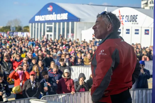 LES SABLES D'OLONNE, FRANCE - 01 MARS 2025 : Le skipper de Coup de Pouce Manuel Cousin (FRA) est photographié sur scène après avoir pris la 31e place du Vendée Globe, le 01 mars 2025 aux Sables d'Olonne, France - (Photo by Olivier Blanchet / Alea)