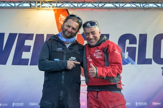 LES SABLES D'OLONNE, FRANCE - 01 MARS 2025 : Le skipper de Coup de Pouce Manuel Cousin (FRA) est photographié sur scène avec le skipper de La Mie Caline Arnaud Boissières (FRA) après avoir pris la 31e place du Vendée Globe, le 01 mars 2025 aux Sables d'Olonne, France - (Photo by Olivier Blanchet / Alea)